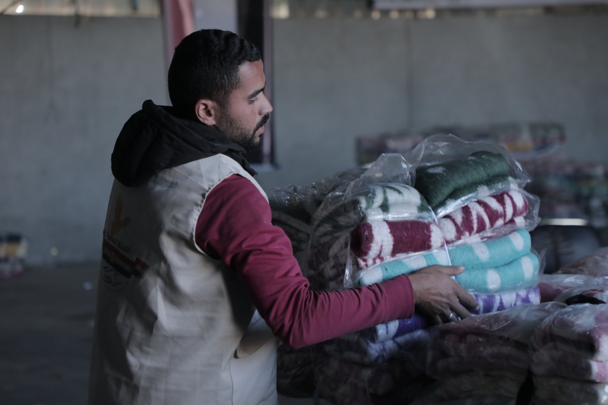 The Egyptian Committee Distributes Blankets to Gaza Victims in an Urgent Humanitarian Step