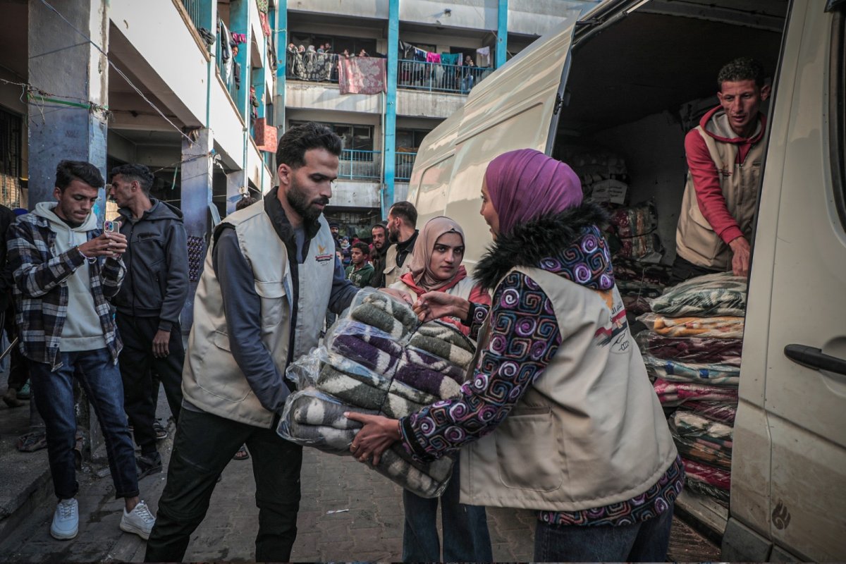 The Egyptian Committee Distributes Blankets to Gaza Victims in an Urgent Humanitarian Step