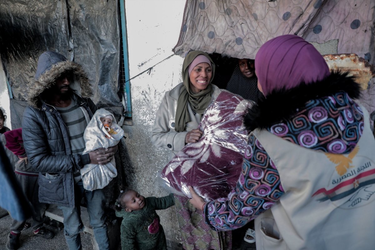 The Egyptian Committee Distributes Blankets to Gaza Victims in an Urgent Humanitarian Step