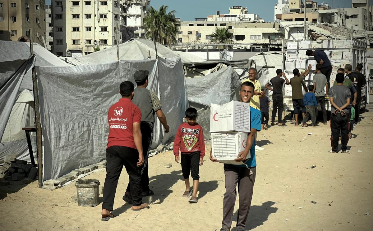 Distribution of Aid Begins from the Egyptian Committee Center in Gaza City to Residents of the City and Northern Gaza