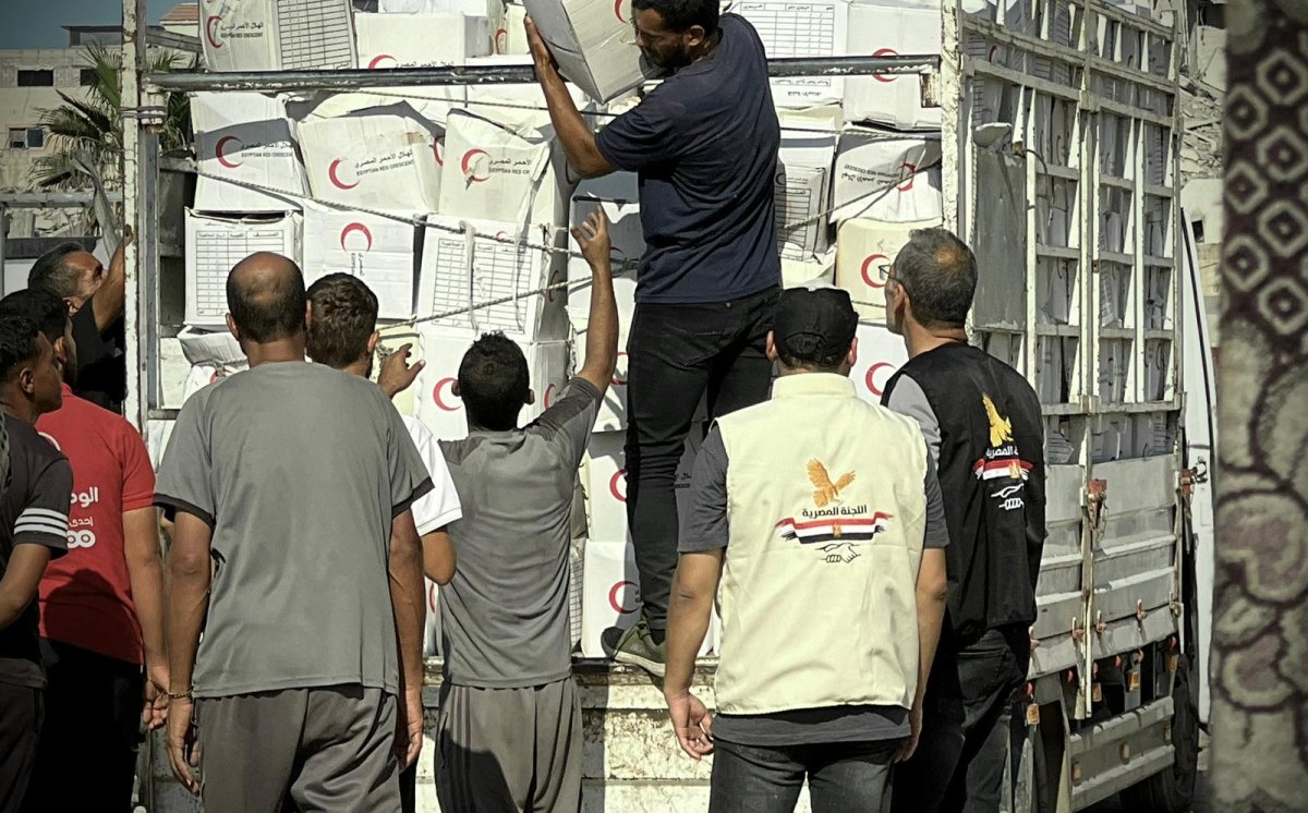 Distribution of Aid Begins from the Egyptian Committee Center in Gaza City to Residents of the City and Northern Gaza