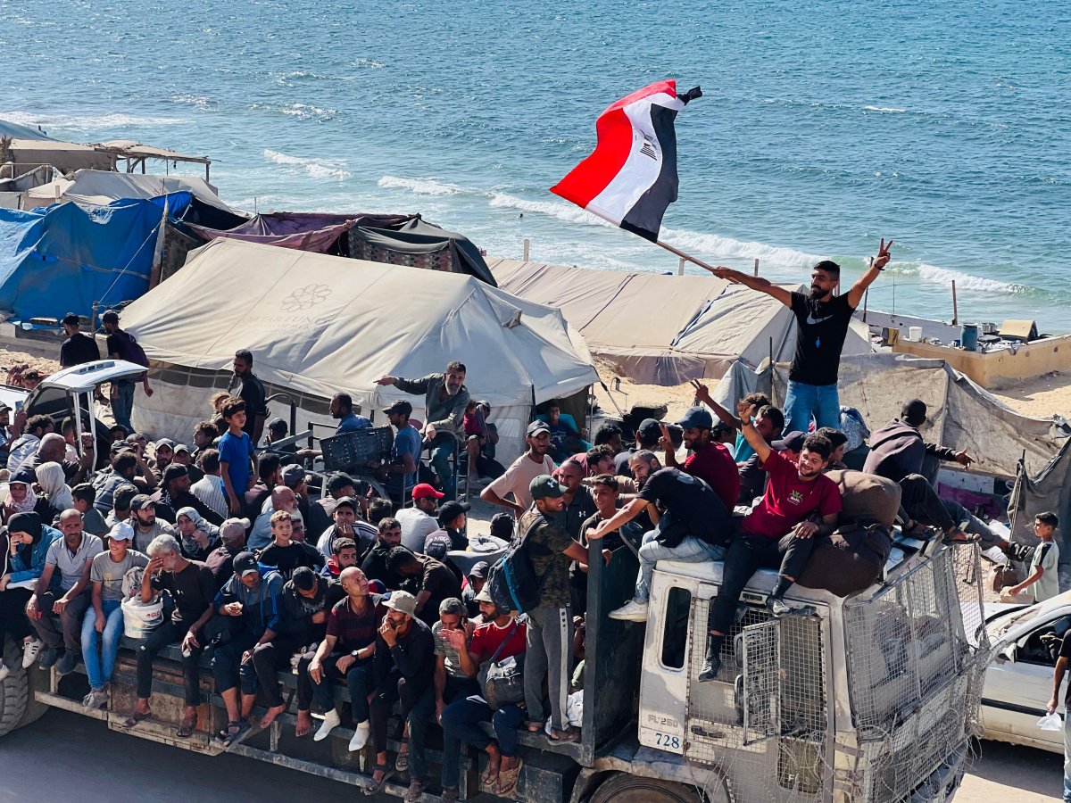 The Egyptian Committee Dispatches 100 Trucks to Transport Displaced People from Southern to Northern Gaza Strip