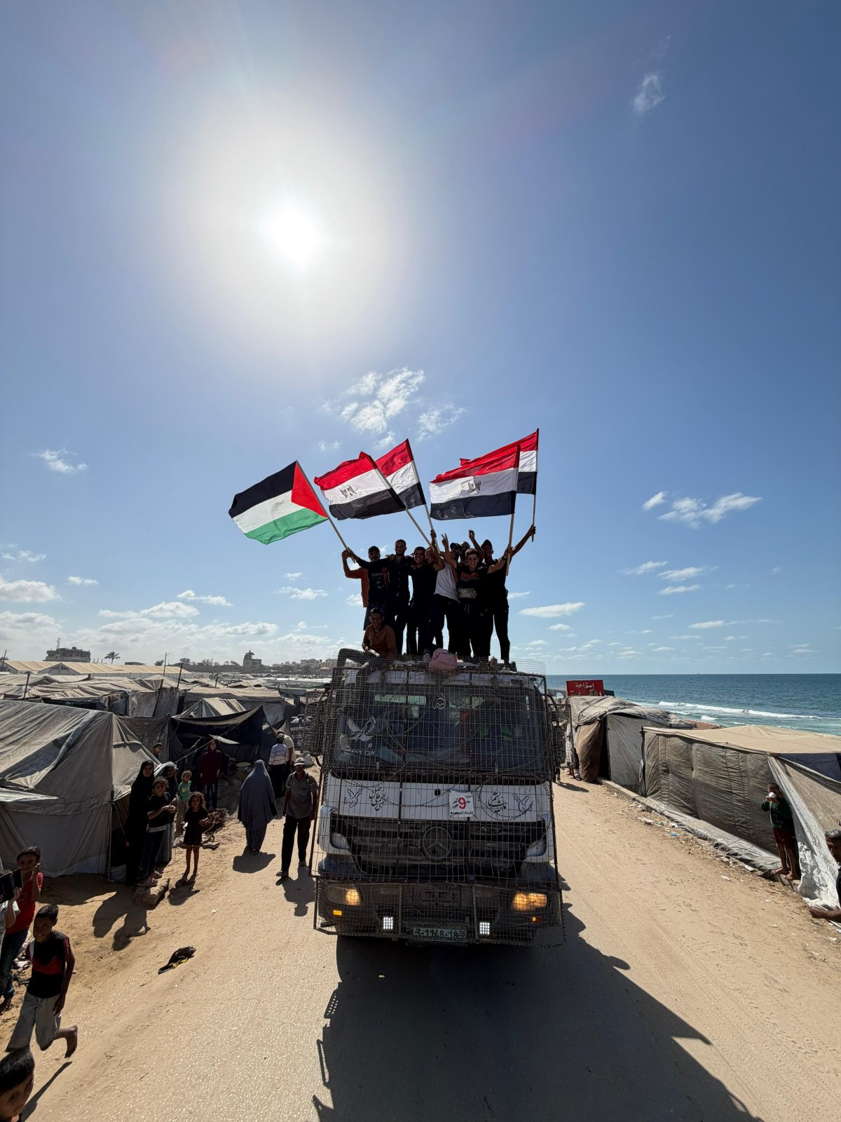 The Egyptian Committee Dispatches 100 Trucks to Transport Displaced People from Southern to Northern Gaza Strip