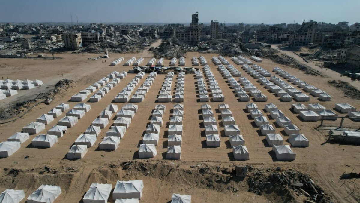 The Egyptian Committee continues establishing and equipping shelter camps in northern and southern Gaza to serve thousands of affected families.