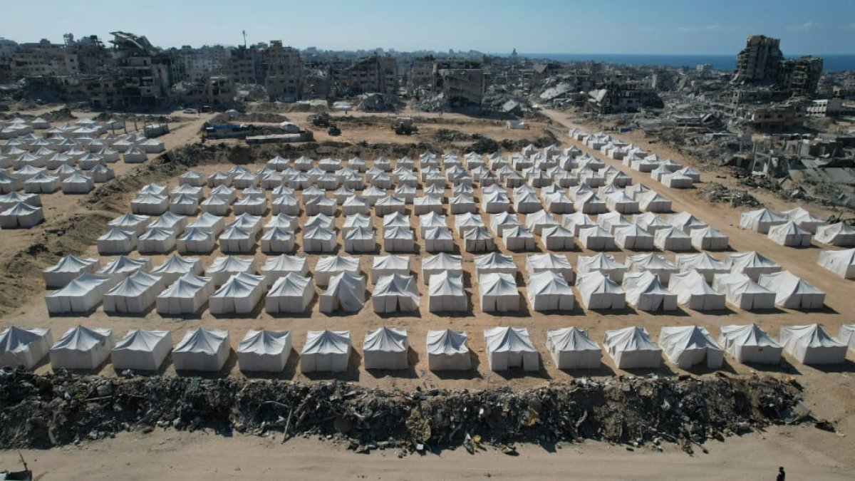 The Egyptian Committee continues establishing and equipping shelter camps in northern and southern Gaza to serve thousands of affected families.