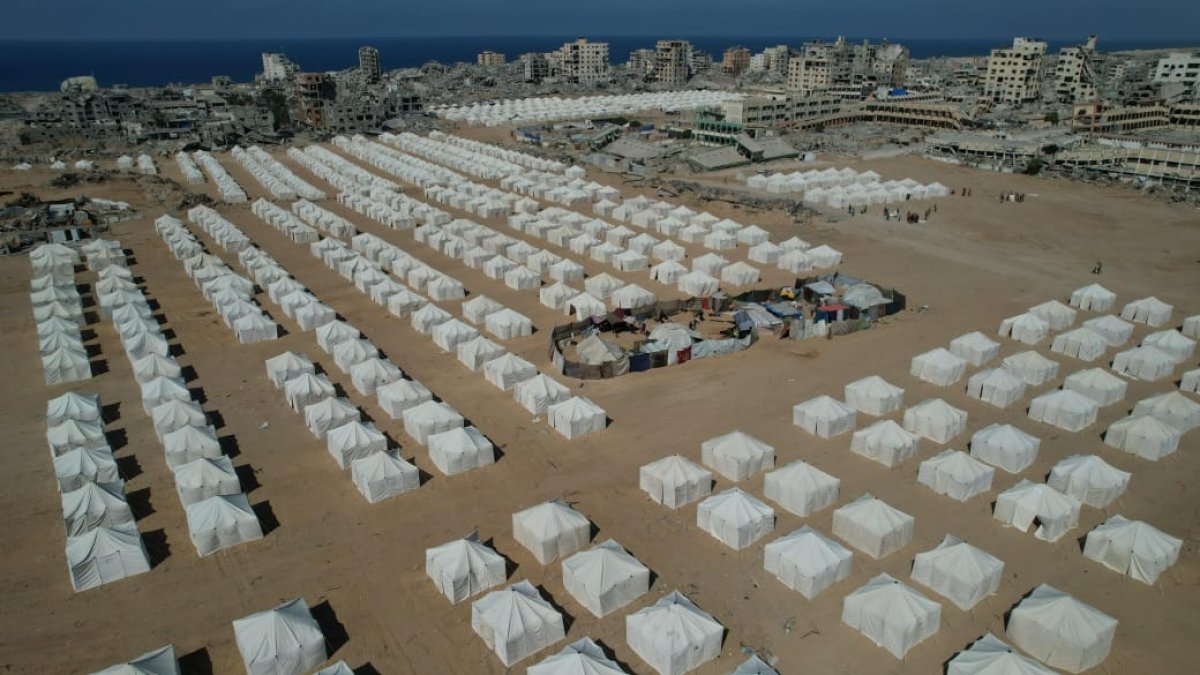 The Egyptian Committee continues establishing and equipping shelter camps in northern and southern Gaza to serve thousands of affected families.