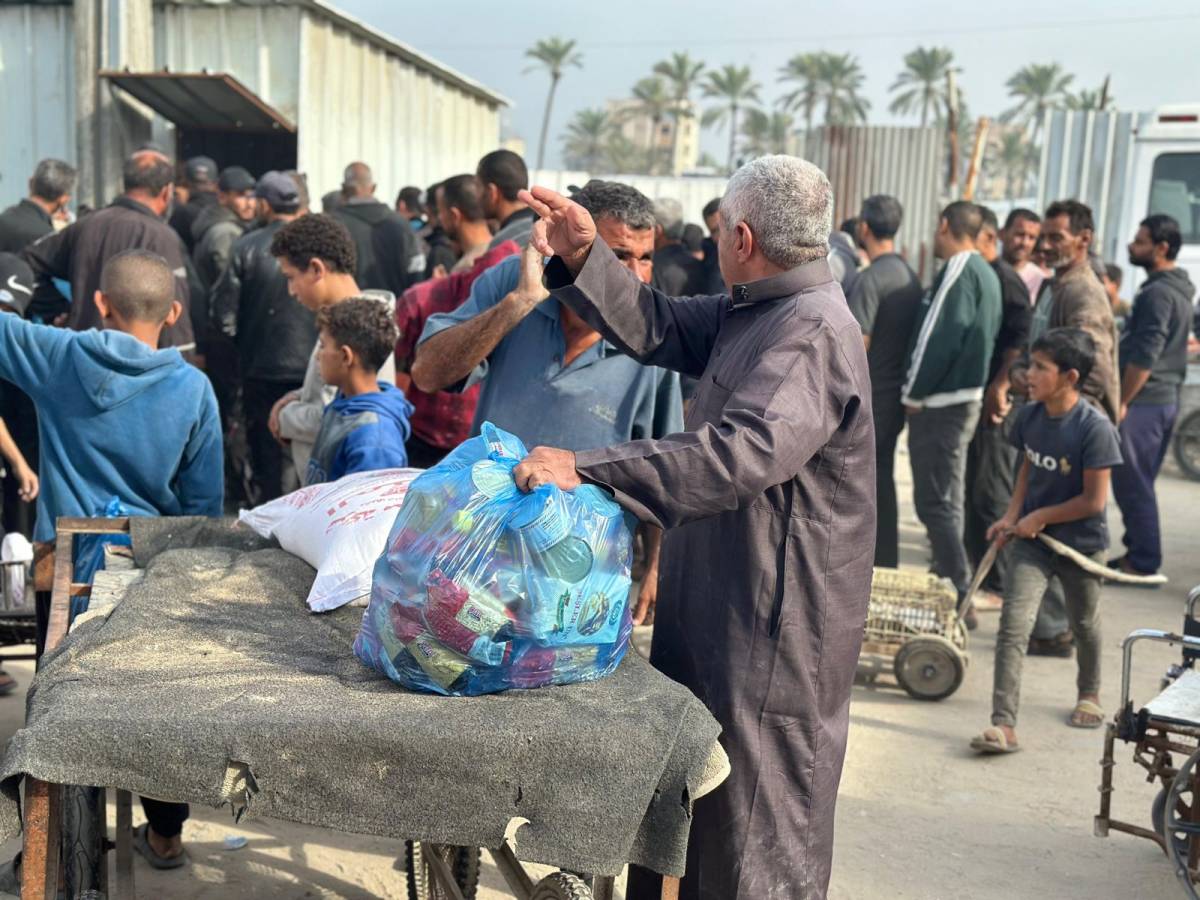 اللجنة المصرية تواصل توزيع المساعدات في خان يونس لليوم الثاني على التوالي ضمن حملة "قلوب تتخطى الحدود"