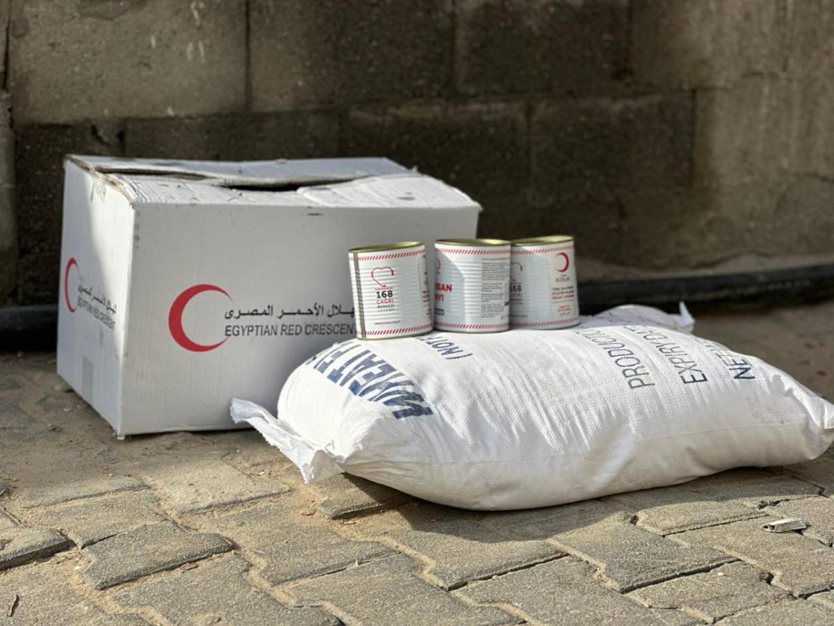 اللجنة المصرية تواصل توزيع المساعدات في خان يونس لليوم الثاني على التوالي ضمن حملة "قلوب تتخطى الحدود"