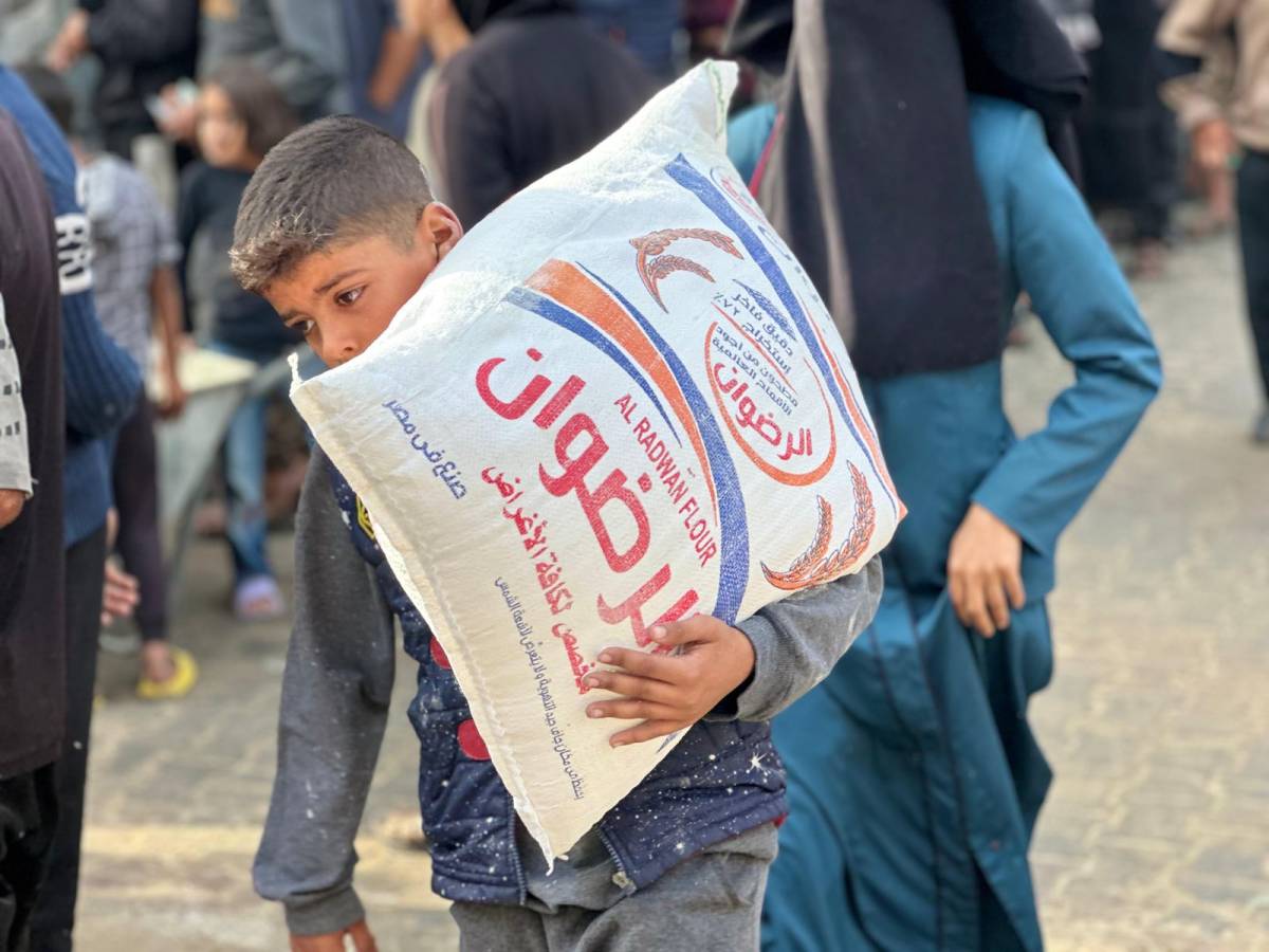 اللجنة المصرية تواصل توزيع المساعدات في خان يونس لليوم الثاني على التوالي ضمن حملة "قلوب تتخطى الحدود"