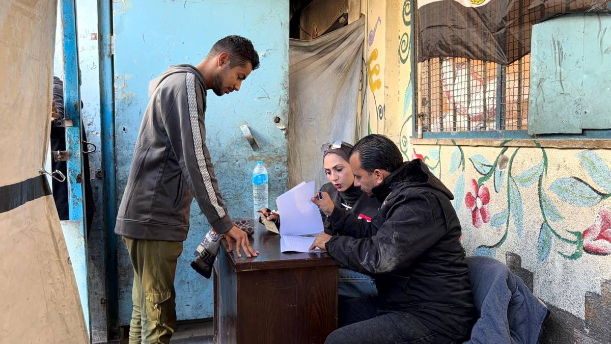 شاحنات إغاثية جديدة تصل مقرّ اللجنة المصرية بغزة… والبدء في توزيع آلاف أكياس الطحين للأهالي