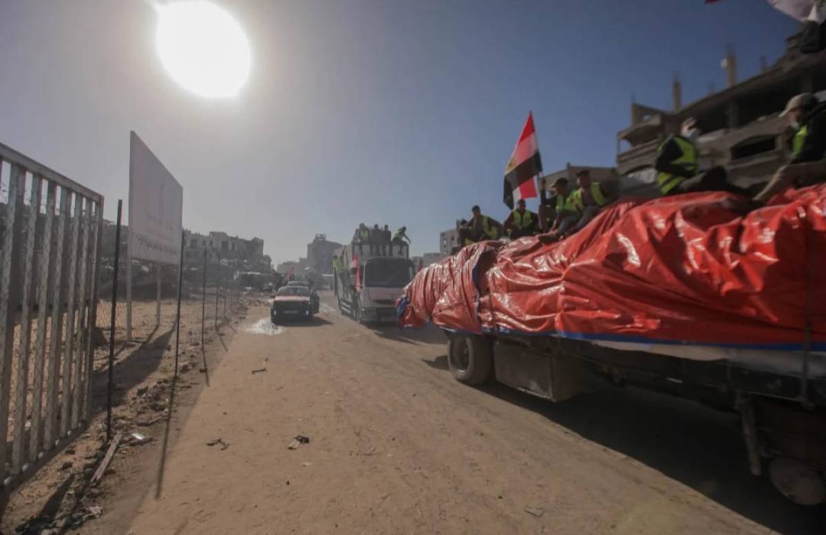 شاحنات إغاثية جديدة تصل مقرّ اللجنة المصرية بغزة… والبدء في توزيع آلاف أكياس الطحين للأهالي