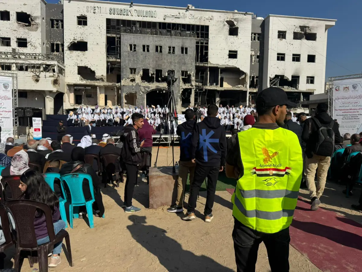 Egyptian Committee Distributes Water at Palestinian Board Doctors’ Graduation Ceremony at Al-Shifa Hospital