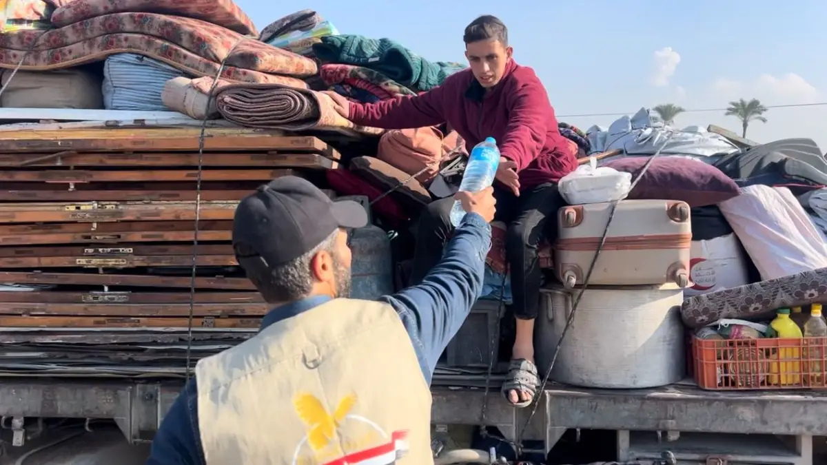 Egyptian Committee Dispatches Third Humanitarian Convoy Returning Displaced Families to Their Original Homes in Northern Gaza with Water and Meals