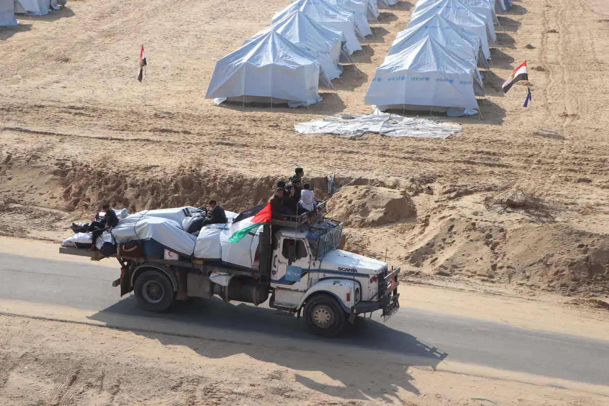 Egyptian Committee Dispatches Third Humanitarian Convoy Returning Displaced Families to Their Original Homes in Northern Gaza with Water and Meals