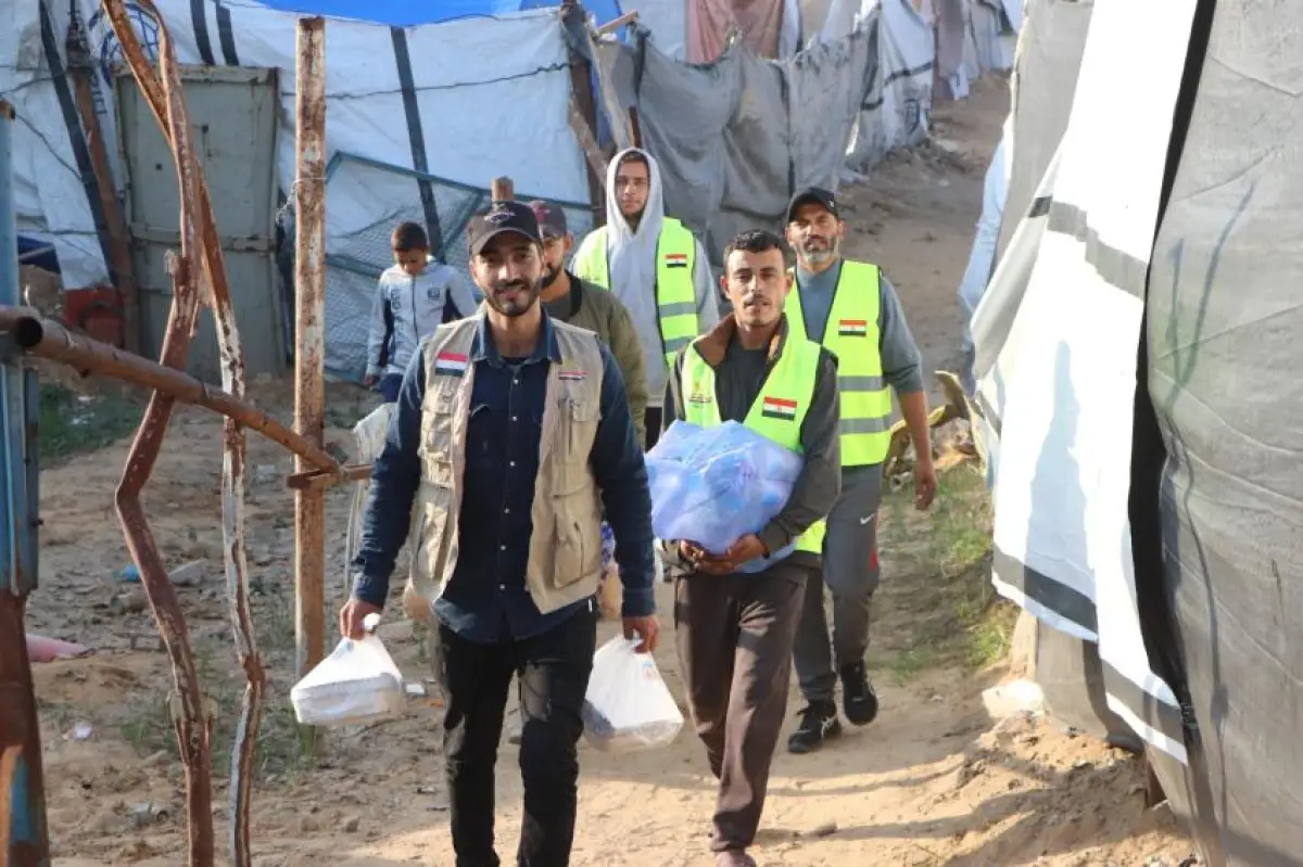 The Egyptian Committee, in cooperation with the World Central Kitchen, distributes ready-to-eat meals to a number of shelter camps.