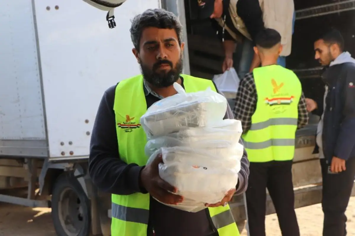 The Egyptian Committee, in cooperation with the World Central Kitchen, distributes ready-to-eat meals to a number of shelter camps.