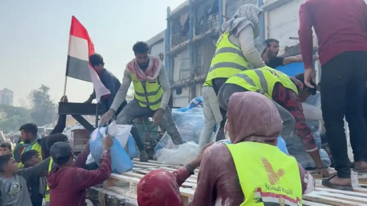 Egyptian Committee Distributes Flour Sacks to Shelter Centers Across The Gaza Strip