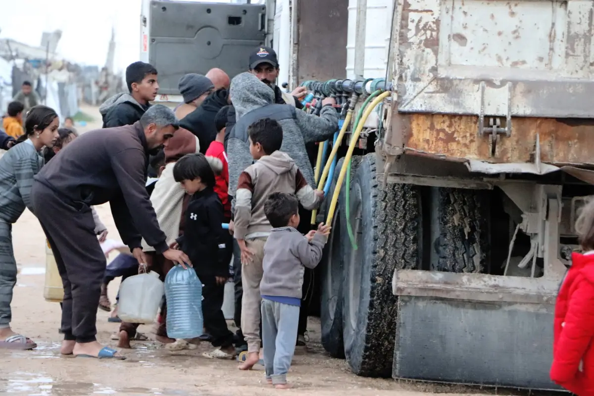 اللجنة المصرية وبالتعاون مع المطبخ العالمي توزع مياه الشرب على مخيم رقم (9)