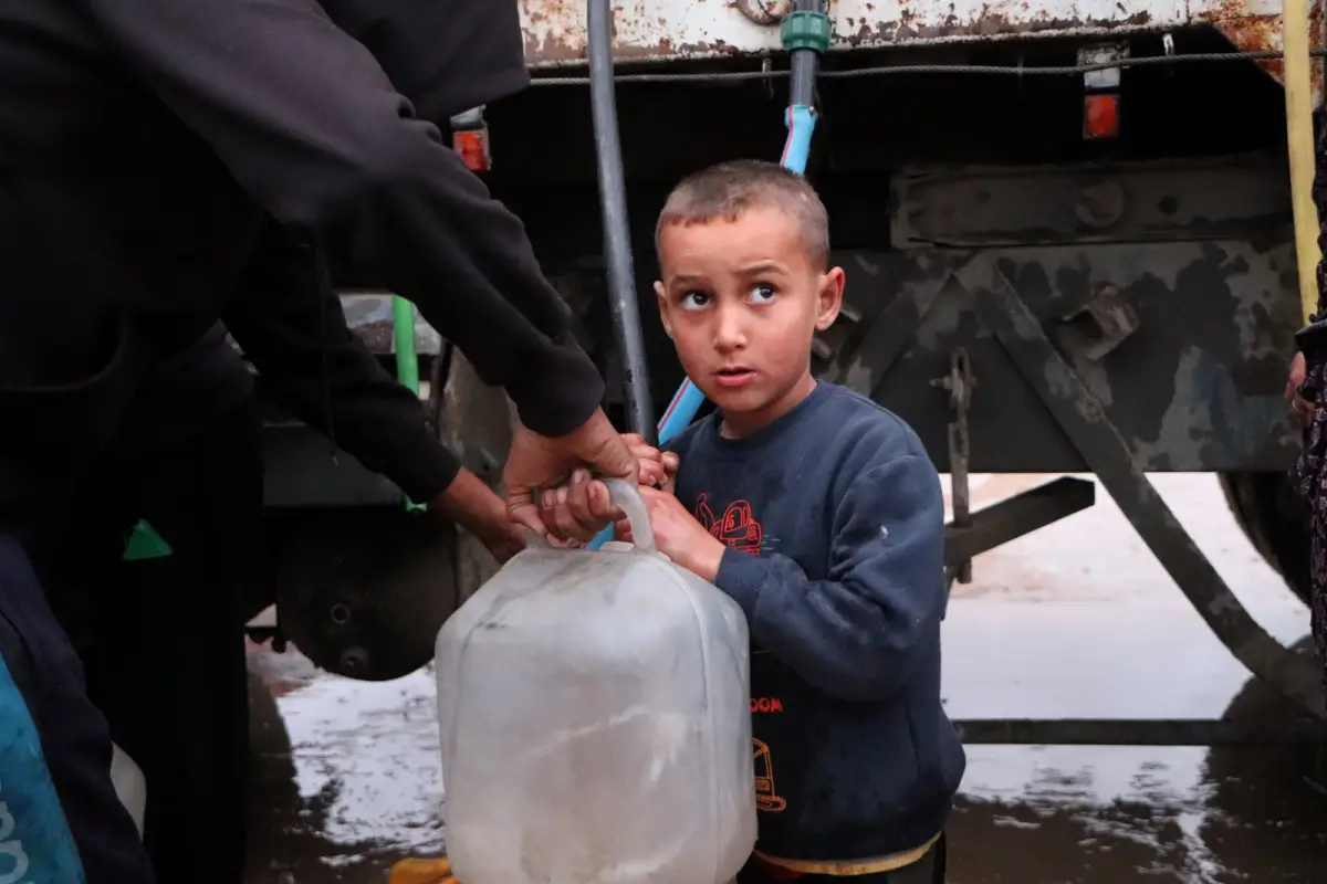 اللجنة المصرية وبالتعاون مع المطبخ العالمي توزع مياه الشرب على مخيم رقم (9)