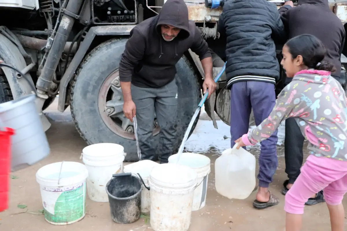 اللجنة المصرية وبالتعاون مع المطبخ العالمي توزع مياه الشرب على مخيم رقم (9)