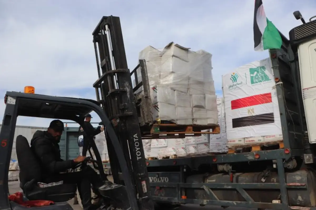 توزيع الطرود الصحية والغذائية وأدوات منزلية في مخيم (4) المصري