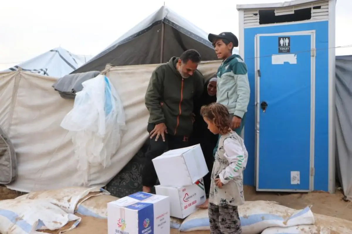 توزيع الطرود الصحية والغذائية وأدوات منزلية في مخيم (4) المصري