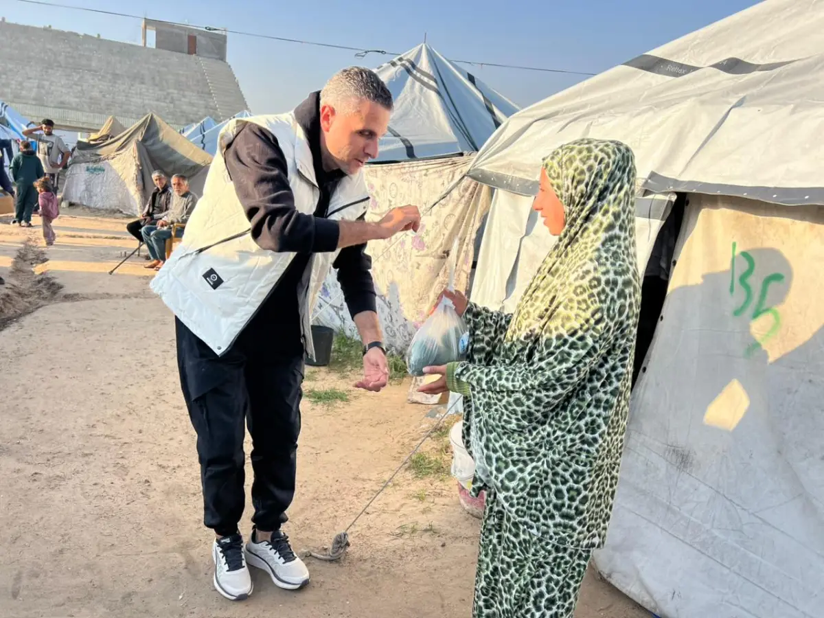 اللجنة المصرية بالتعاون مع المطبخ العالمي توزع ثمار الأفوكادو على عدد من المخيمات المصرية ومخيمات النزوح