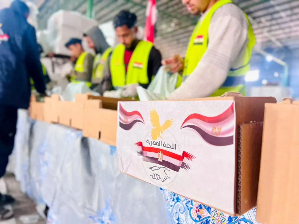 اللجنة المصرية بالتعاون مع المطبخ العالمي توزع ثمار الأفوكادو على عدد من المخيمات المصرية ومخيمات النزوح