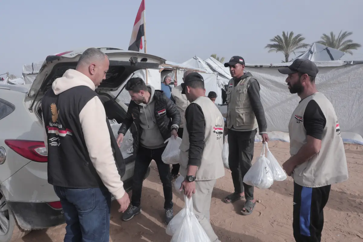 اللجنة المصرية تقوم بطبخ وتوزيع لحوم الأضاحي لمستحقيها في القطاع