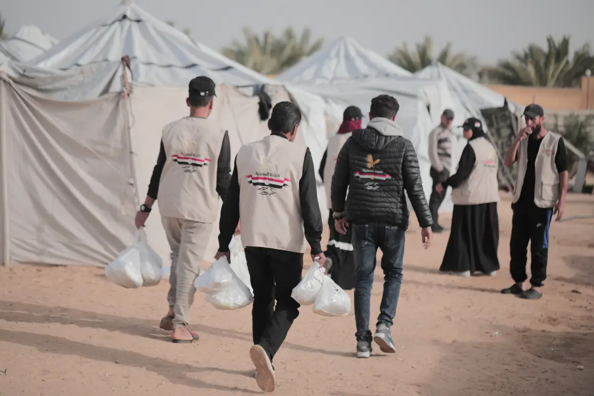 اللجنة المصرية تقوم بطبخ وتوزيع لحوم الأضاحي لمستحقيها في القطاع