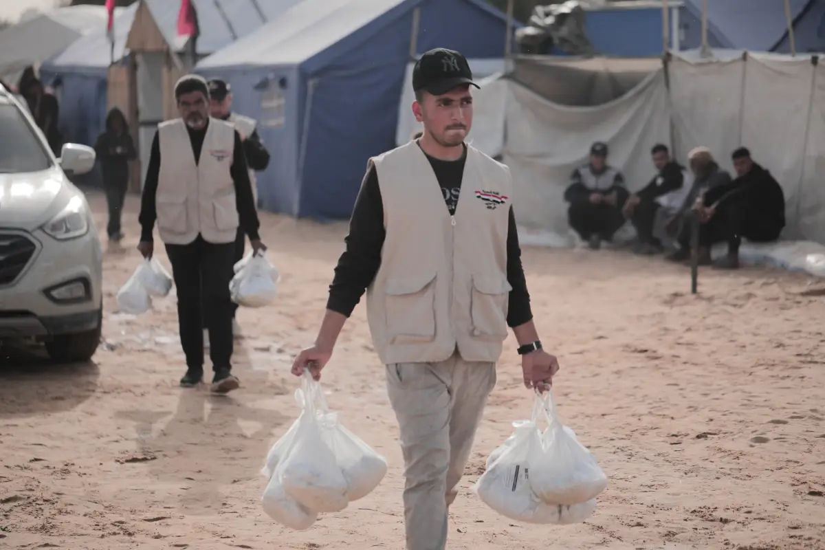 اللجنة المصرية تقوم بطبخ وتوزيع لحوم الأضاحي لمستحقيها في القطاع