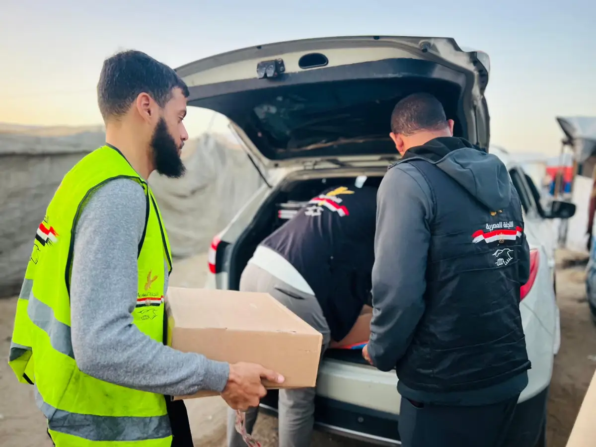اللجنة المصرية تقوم بتوزيع التمور على مساجد قطاع غزة
