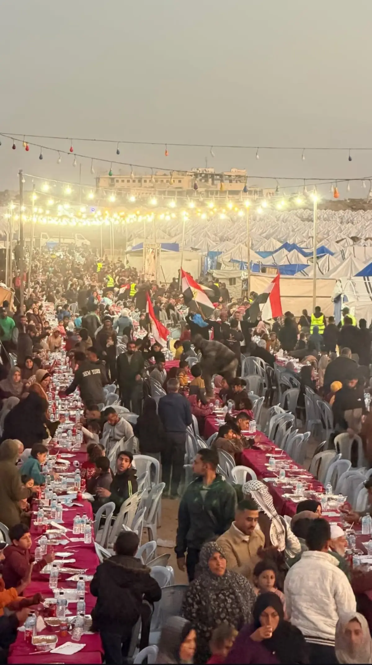 تنظيم أكبر مأدبة إفطار جماعي داخل المخيم المصري (18)