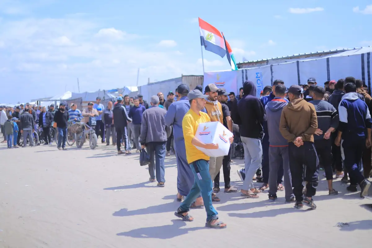 لليوم الثاني على التوالي تواصل اللجنة المصرية توزيع الطرود على أهلنا في قطاع غزة