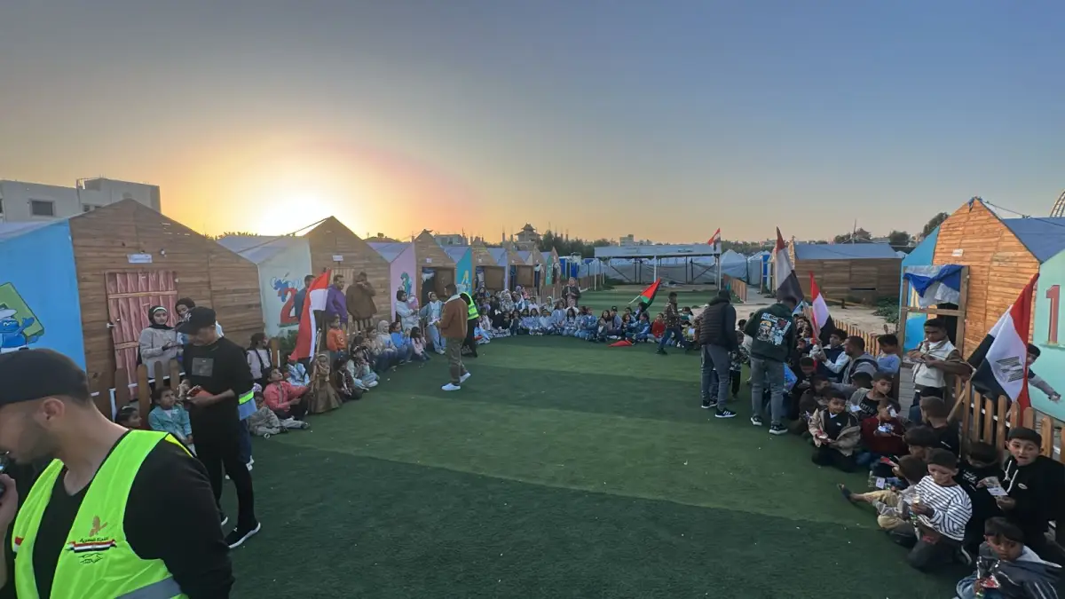تنظيم حفل توزيع جوائز في أحد المخيمات المصرية