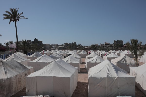 The Egyptian Committee Relocates Displaced Families from Gaza Beach to Egyptian Shelter Camps