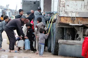 اللجنة المصرية وبالتعاون مع المطبخ العالمي توزع مياه الشرب على مخيم رقم (9)