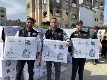 اللجنة المصرية توزع الحقائب والقرطاسية على الطلبة في القطاع