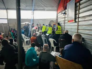 اللجنة المصرية تقوم بتوزيع التمور على مساجد قطاع غزة