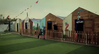 اللجنة المصرية تقوم بتوزيع الحقائب المدرسية والقرطاسية على الأطفال في مخيم الأيتام